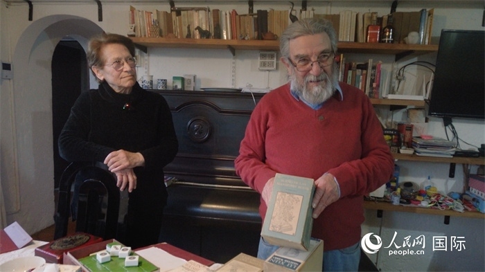 艾麗西亞·奧夫雷貢（左）和馬里奧·帕佐斯向記者展示家中收藏的西班牙語(yǔ)版《紅樓夢(mèng)》。人民網(wǎng)記者 張若涵攝