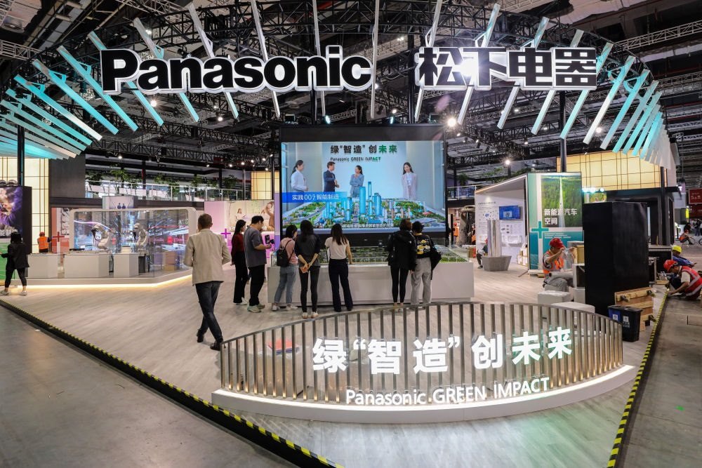 2023年11月2日，工作人員在進(jìn)博會松下電器展位做準(zhǔn)備工作。新華社記者 辛夢晨 攝