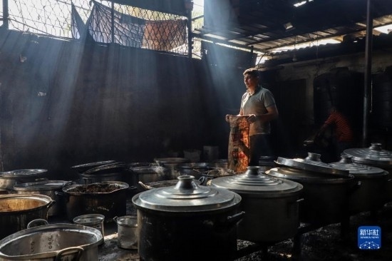 11月3日，在加沙地帶南部城市拉法，人們在煤氣中斷后用柴火做飯。新華社發(fā)（里澤克·阿卜杜勒賈瓦德攝）