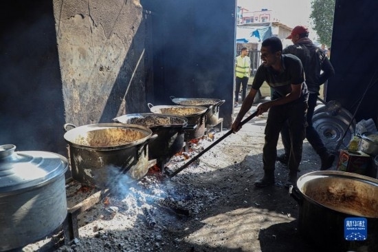 11月3日，在加沙地帶南部城市拉法，人們在煤氣中斷后用柴火做飯。新華社發(fā)（里澤克·阿卜杜勒賈瓦德攝）
