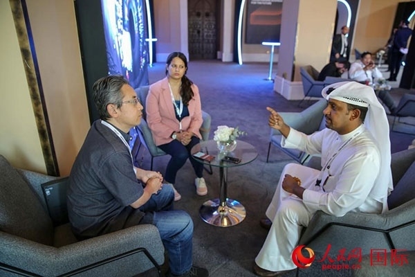 人民網(wǎng)記者采訪迪拜創(chuàng)新企業(yè)家索萊曼·里法伊（右一），索萊曼表示期待加強(qiáng)與中方合作。人民網(wǎng) 塔里克·易卜拉欣 攝