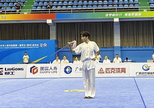 11月6日，第一屆全國學(xué)生（青年）運動會武術(shù)套路（大學(xué)組）男子自選劍術(shù)比賽中。人民網(wǎng)記者 歐興榮攝