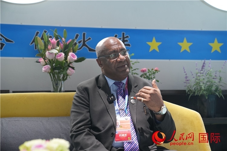 斐濟(jì)副總理兼貿(mào)易部長(zhǎng)卡米卡米加談參加進(jìn)博會(huì)感受。人民網(wǎng)記者 吳超嵐攝