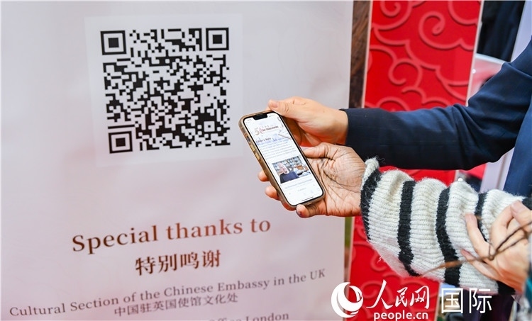 觀眾掃碼《我們的中國故事》系列視頻。人民網(wǎng) 郭錦標(biāo)攝