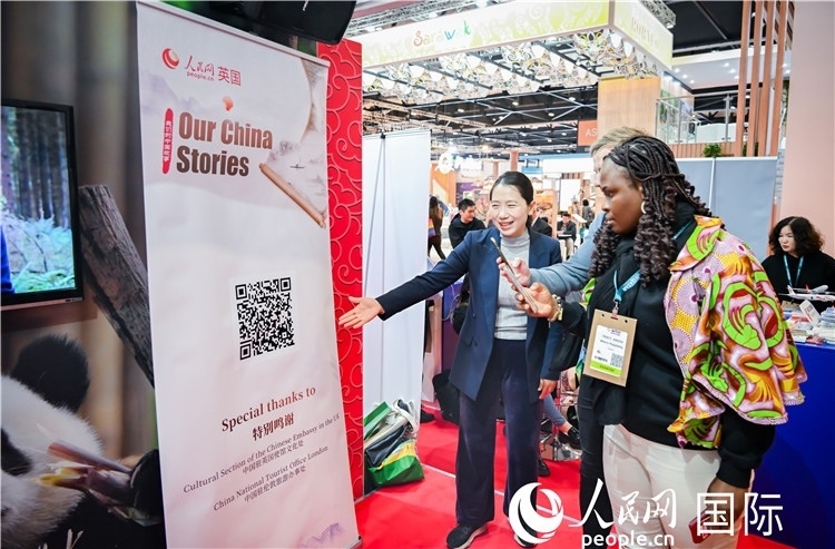 觀眾掃碼《我們的中國故事》系列視頻。人民網(wǎng) 郭錦標(biāo)攝