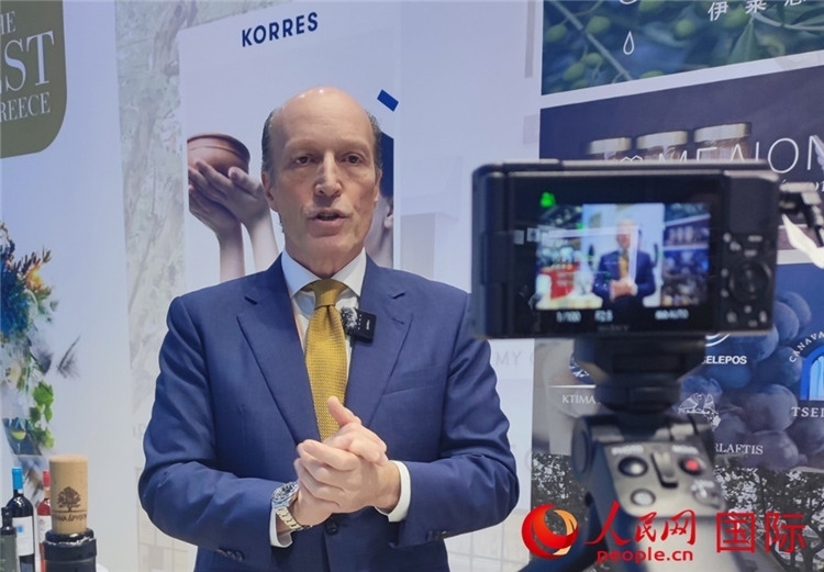 希華集團(tuán)創(chuàng)始人兼首席執(zhí)行官甘德密先生接受采訪。人民網(wǎng) 殷韜攝