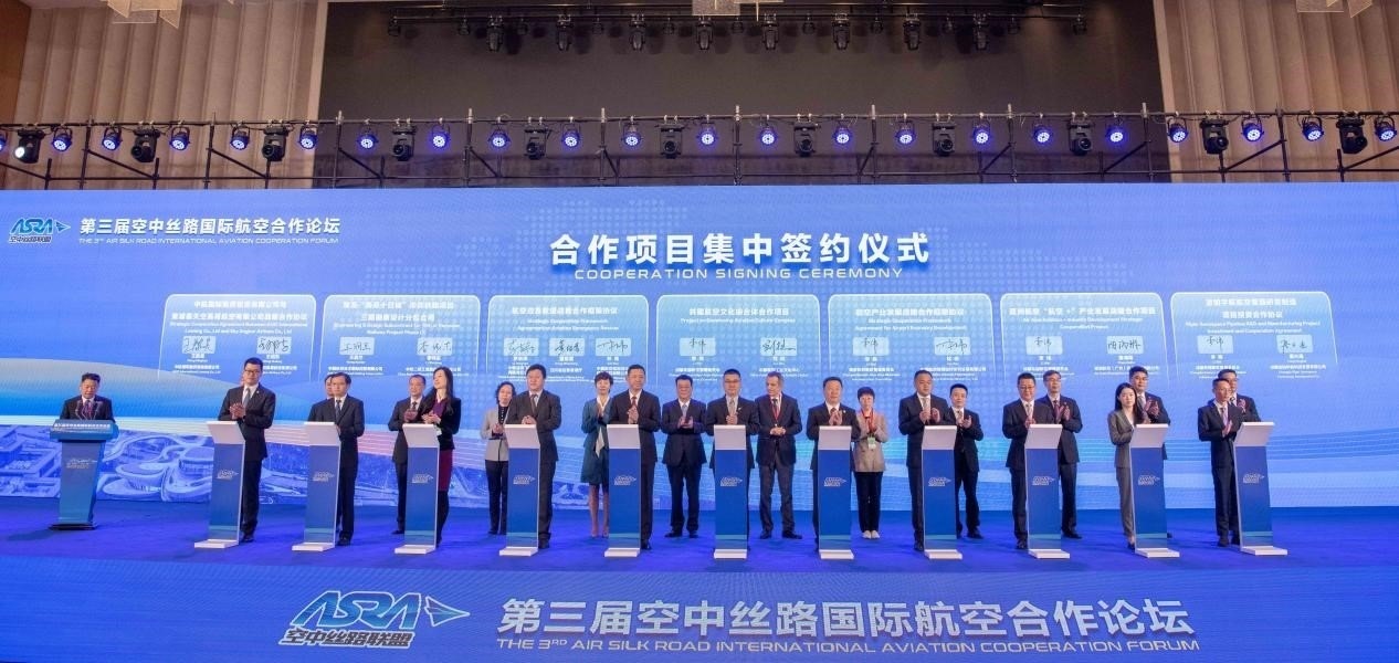 圖為7個(gè)國(guó)內(nèi)外合作項(xiàng)目現(xiàn)場(chǎng)簽約。人民網(wǎng)記者 唐宋攝