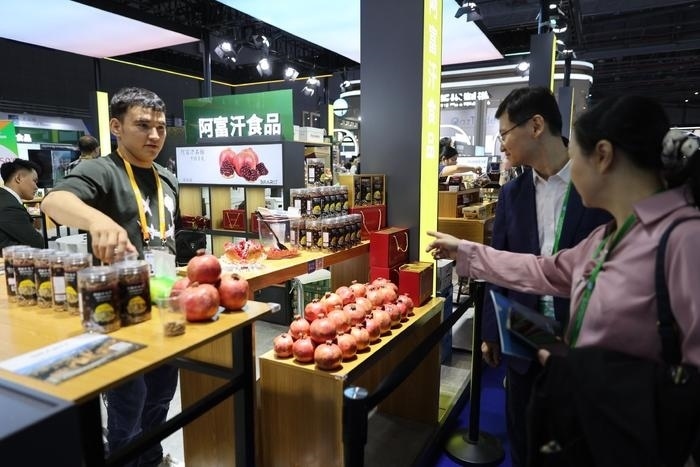 11月6日，在第六屆進(jìn)博會(huì)食品及農(nóng)產(chǎn)品展區(qū)，阿富汗食品吸引參展人員。