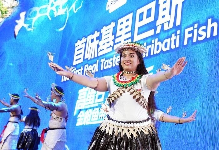 11月8日，來自基里巴斯的參展人員在基里巴斯水產(chǎn)品推介活動(dòng)上表演。