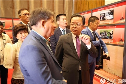 論壇期間配套舉行“‘?dāng)[脫貧困之路’——寧德扶貧開發(fā)圖片展”。人民網(wǎng)記者樊帆 攝