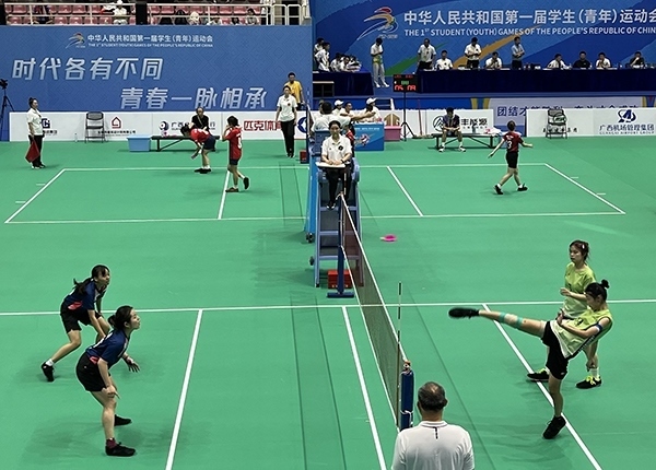 11月11日，第一屆全國學(xué)生（青年）運動會毽球（校園組）比賽現(xiàn)場。人民網(wǎng)記者 歐興榮攝