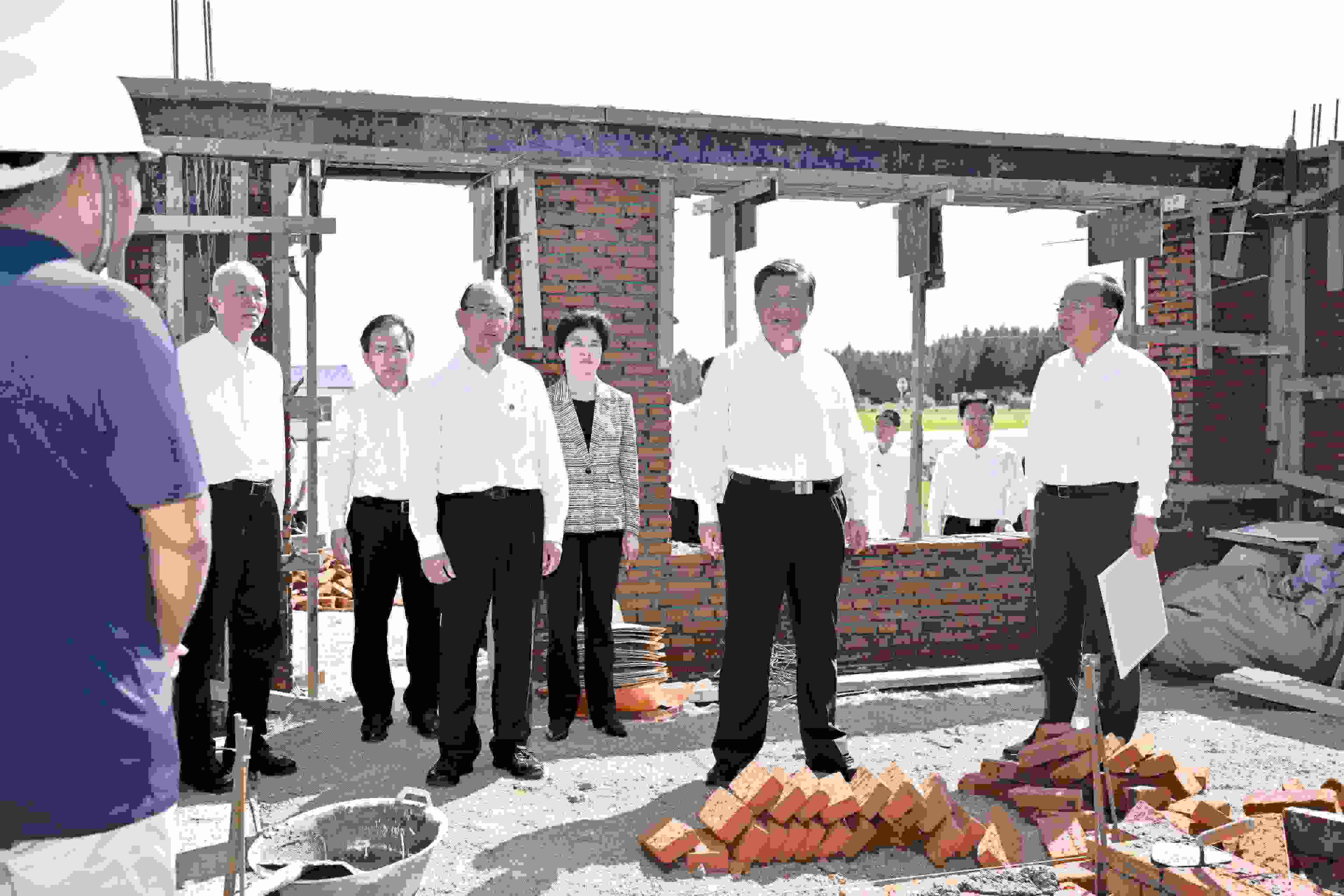 2023年9月7日，習(xí)近平總書記在遭受洪澇災(zāi)害的黑龍江省哈爾濱尚志市老街基鄉(xiāng)龍王廟村，察看水毀房屋重建情況。