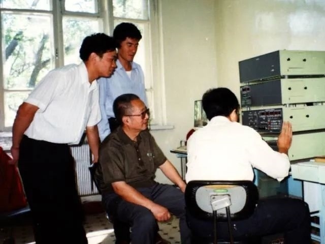 秦裕琨與團(tuán)隊(duì)在一起。哈爾濱工業(yè)大學(xué)供圖