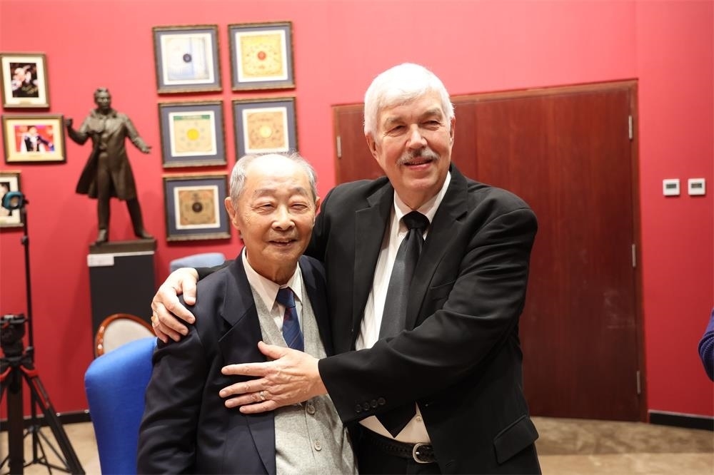 費(fèi)城交響樂團(tuán)小提琴演奏家戴維·布斯與原中央樂團(tuán)小提琴演奏家朱信人50年后再相聚。