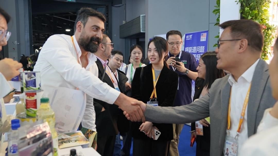 第六屆進(jìn)博會上，國內(nèi)一家超市行業(yè)的客商與來自美國佐治亞州的企業(yè)展商達(dá)成初步合作意向。