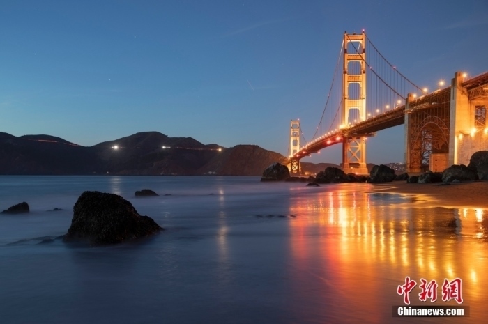 當(dāng)?shù)貢r間10月29日，美國舊金山金門大橋在海浪和夜色的襯托下美如一幅畫。<a target='_blank' href='/'><p class=