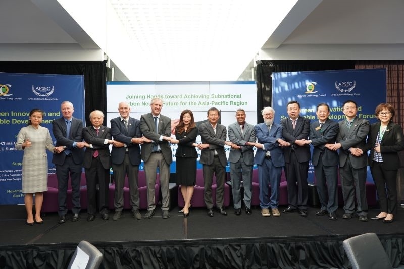 當?shù)貢r間11月13日，2023年亞太經合組織會議期間的重要邊會“綠色創(chuàng)新與可持續(xù)發(fā)展論壇”在舊金山舉行，有關學者、政府官員和清潔能源企業(yè)代表近200人出席。圖為參加論壇的主要嘉賓合影留念?？巳R爾·希斯莫爾 攝