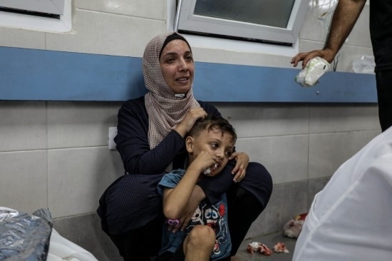 11月3日，人們?cè)诩由吵窍７ㄡt(yī)院接受治療。新華社發(fā)