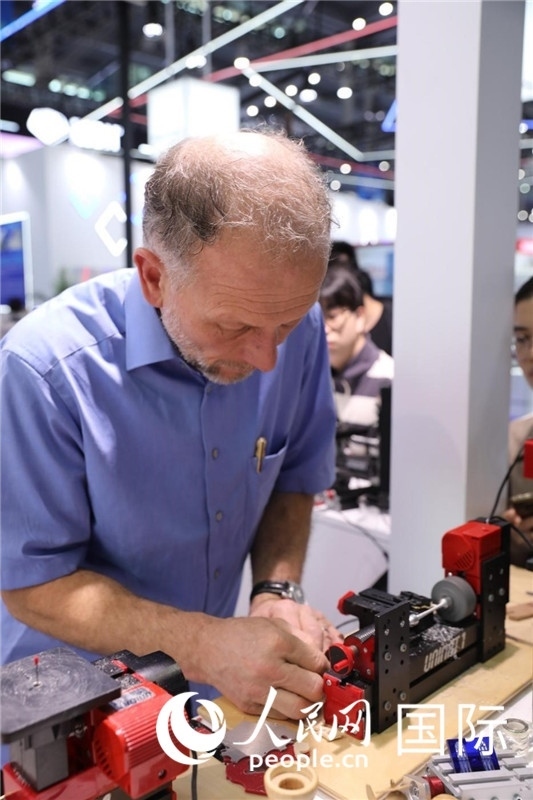 第25屆中國(guó)國(guó)際高新技術(shù)成果交易會(huì)15日在深圳開幕，圖為展商現(xiàn)場(chǎng)演示精密加工工具。人民網(wǎng)記者 魯揚(yáng)攝