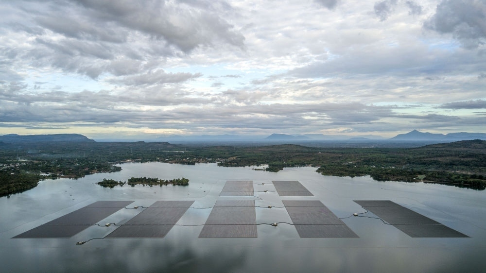 這是2022年12月8日在泰國烏汶府詩琳通水庫拍攝的浮體光伏項目（無人機照片）。中泰兩國聯(lián)合修建的浮體光伏項目2021年10月投入商業(yè)運營。中國制造的電池板不斷將日光轉(zhuǎn)化為清潔電能，輸送至當(dāng)?shù)厍Ъ胰f戶。