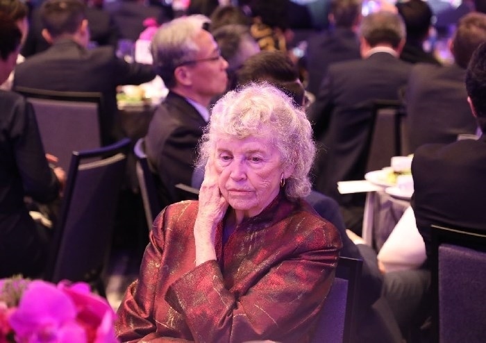 當(dāng)?shù)貢r(shí)間11月15日晚，國家主席習(xí)近平在美國舊金山出席美國友好團(tuán)體聯(lián)合舉行的歡迎宴會。在熱烈的掌聲中，習(xí)近平發(fā)表重要演講。圖為參加晚宴人士認(rèn)真聆聽演講。人民日報(bào)記者 李志偉 攝