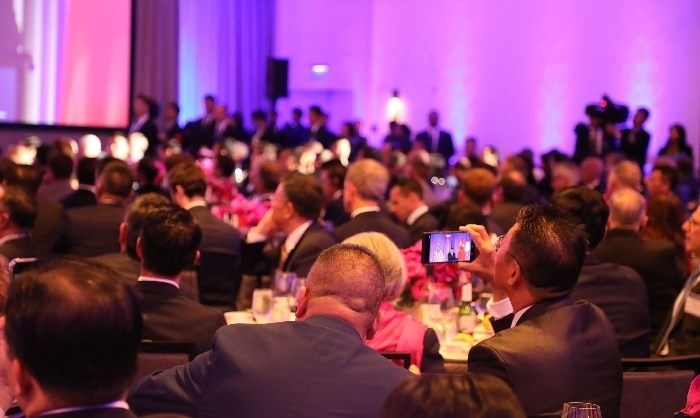 當(dāng)?shù)貢r(shí)間11月15日晚，國家主席習(xí)近平在美國舊金山出席美國友好團(tuán)體聯(lián)合舉行的歡迎宴會。在熱烈的掌聲中，習(xí)近平發(fā)表重要演講。圖為參加晚宴人士認(rèn)真聆聽演講。人民日報(bào)記者 李志偉 攝