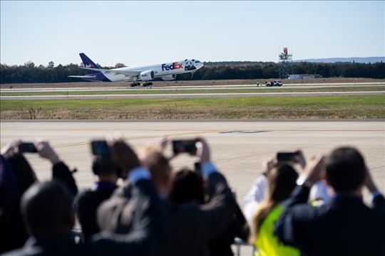 2023年11月8日，運(yùn)送大熊貓的專機(jī)從美國弗吉尼亞州的華盛頓杜勒斯國際機(jī)場起飛。旅居美國的大熊貓“美香”“添添”和它們在華盛頓出生并長大的雄性幼崽“小奇跡”當(dāng)天啟程返回中國。新華社記者 劉杰攝