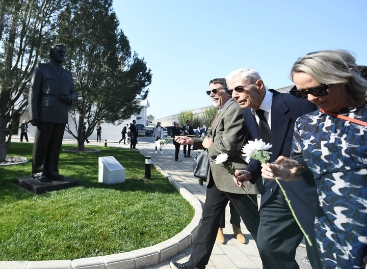 10月30日，在北京，飛虎隊(duì)老兵哈里·莫耶（中）向陳納德將軍雕像獻(xiàn)花。