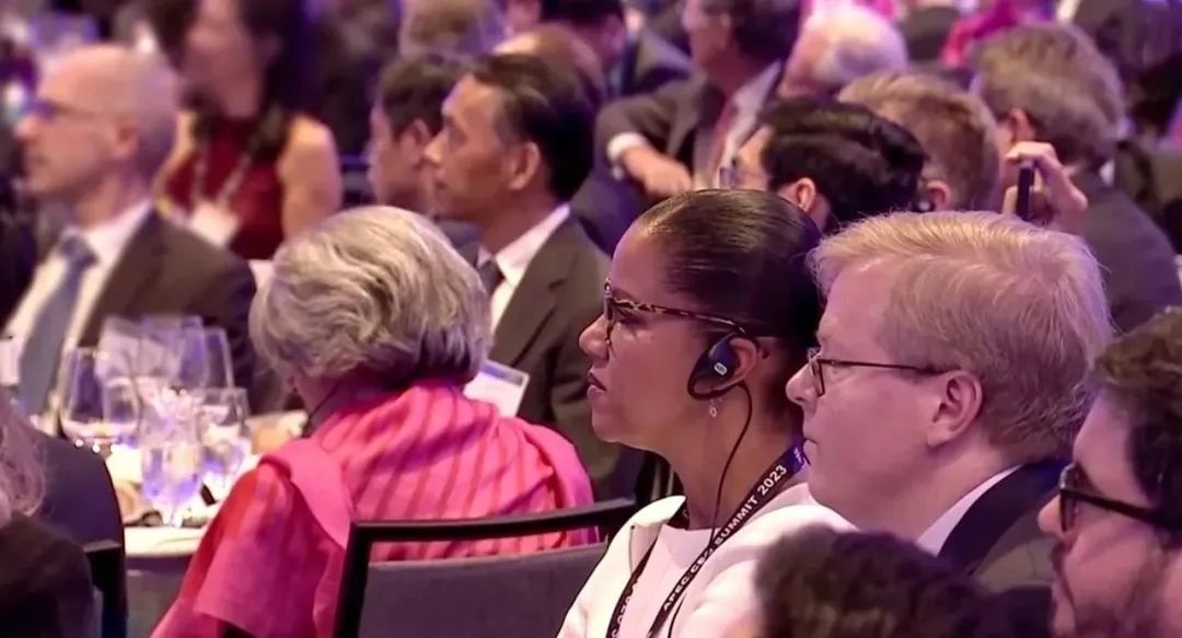 △參加宴會(huì)的人士認(rèn)真聆聽演講。