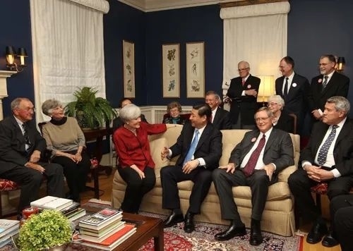 △2012年2月15日，習(xí)近平在前艾奧瓦州友好省州委員會(huì)委員蘭蒂夫人（左三）的家中回憶1985年訪問該地時(shí)的情景。