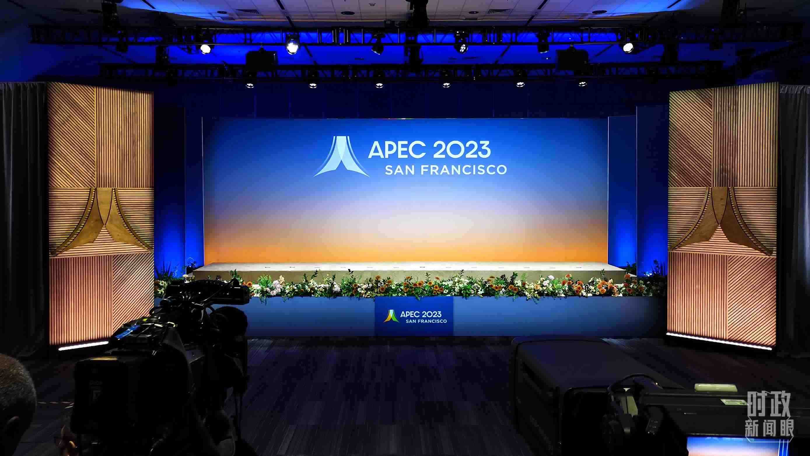 △16日，APEC領(lǐng)導(dǎo)人同東道主嘉賓在對(duì)話會(huì)前集體合影，圖為記者們?cè)诘却嫌伴_始。（總臺(tái)央視記者石偉明拍攝）