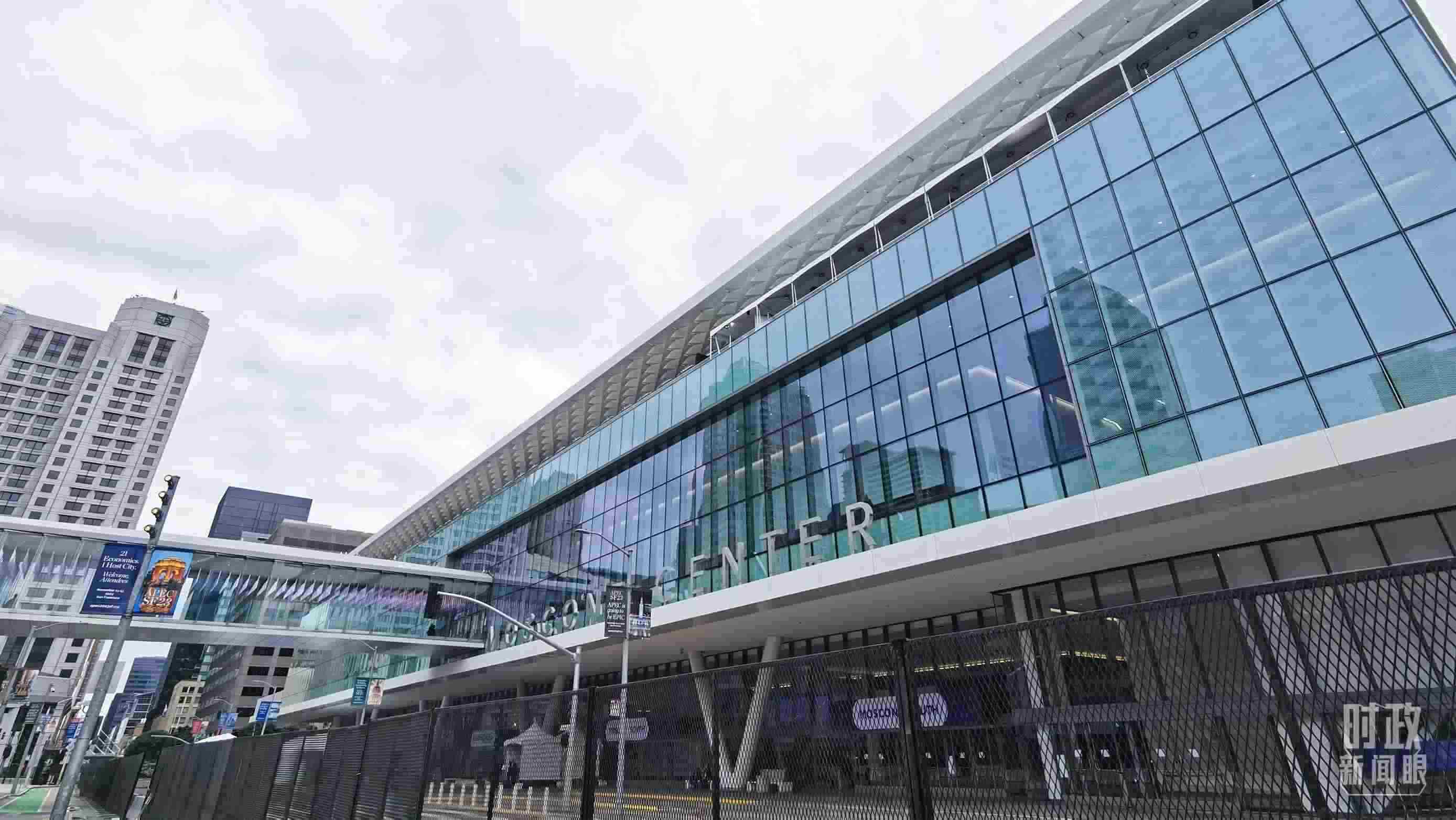 △美國(guó)舊金山，莫斯康中心，APEC第三十次領(lǐng)導(dǎo)人非正式會(huì)議在這里舉行。（總臺(tái)央視記者曹亞星拍攝）