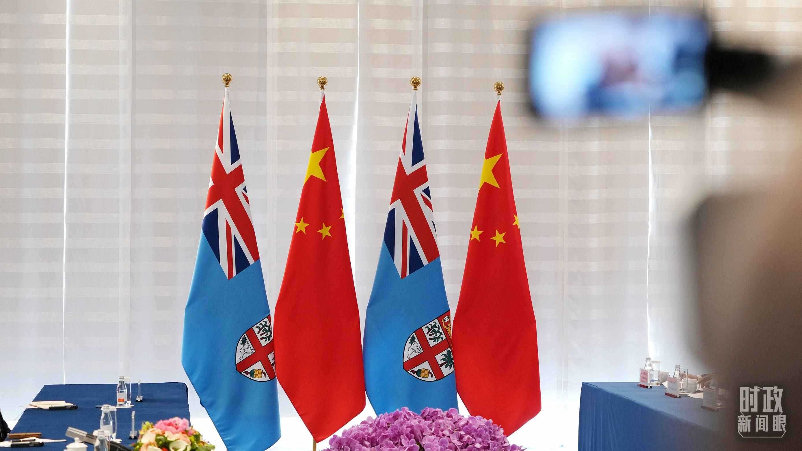 △會(huì)談現(xiàn)場(chǎng)的中斐兩國(guó)國(guó)旗。（總臺(tái)國(guó)廣記者李晉拍攝）