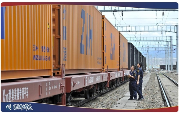 ｜｜新疆阿拉山口，中歐班列從這里經(jīng)過