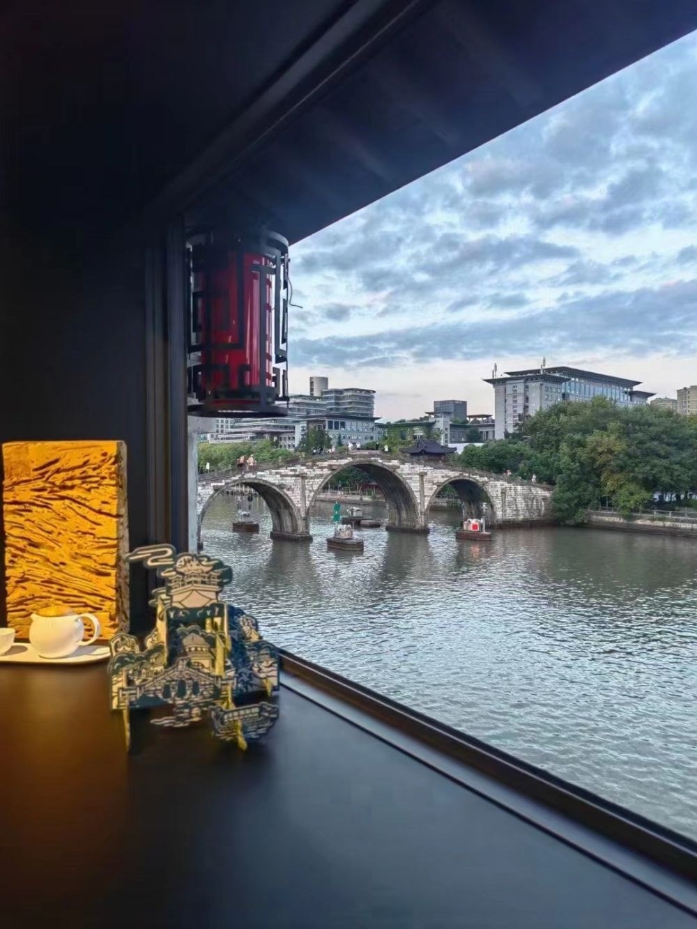 文創(chuàng)產品與拱宸橋。（受訪者供圖）