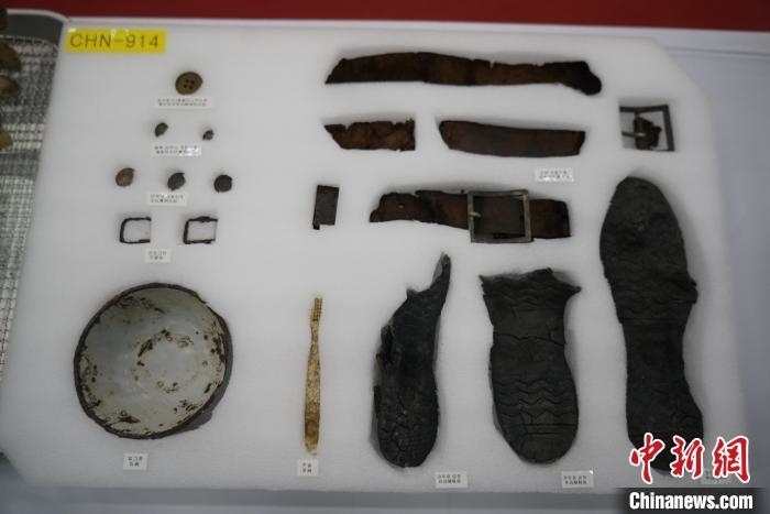 當?shù)貢r間11月22日上午，第十批在韓中國人民志愿軍烈士遺骸裝殮儀式在韓國舉行。圖為裝殮儀式現(xiàn)場拍攝的部分志愿軍烈士遺物。中新社記者劉旭 攝