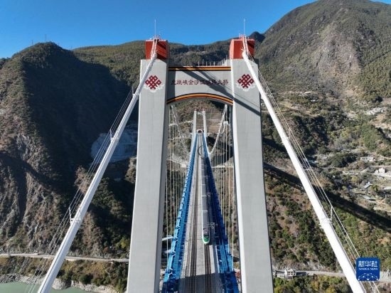 11月25日，列車通過(guò)麗香鐵路金沙江特大橋（無(wú)人機(jī)照片）。