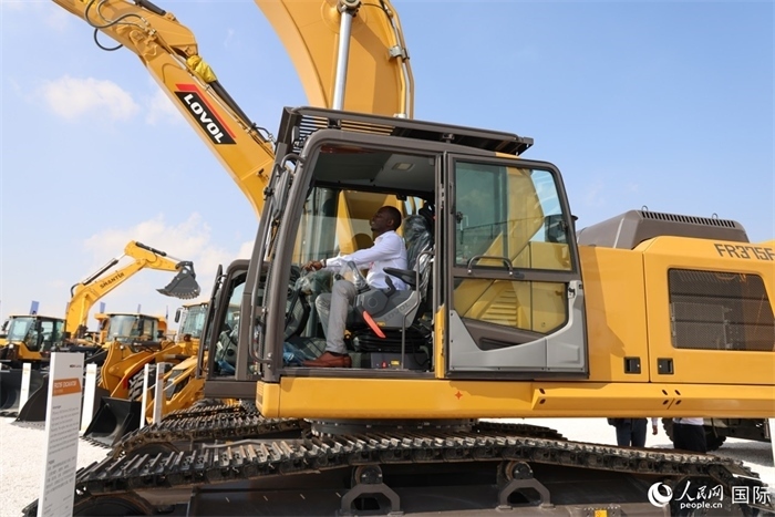 嘉賓參觀體驗山東重工產(chǎn)品。人民網(wǎng)記者 任皓宇攝