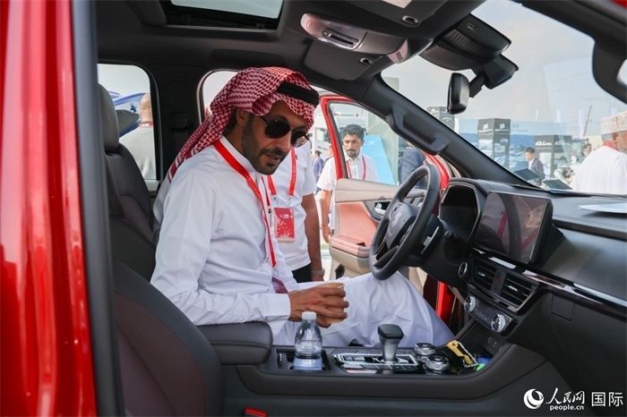 嘉賓參觀體驗山東重工產(chǎn)品。人民網(wǎng)記者 任皓宇攝