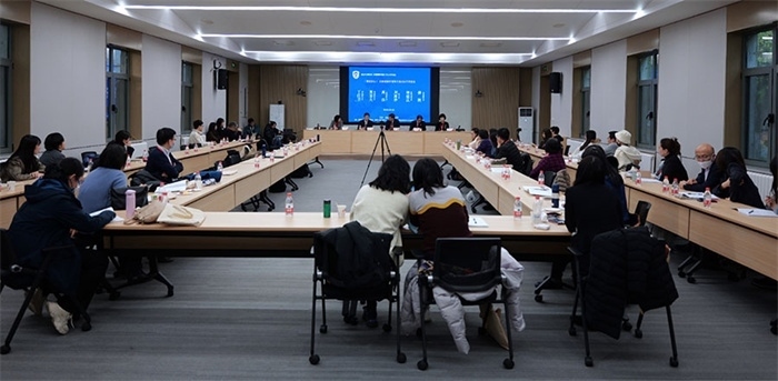 “區(qū)域國別學視角下的日語學科建設”圓桌論壇現(xiàn)場。主辦方供圖