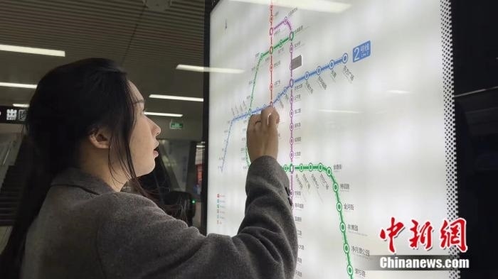 李佳夢正在坐地鐵。呂盛楠 攝