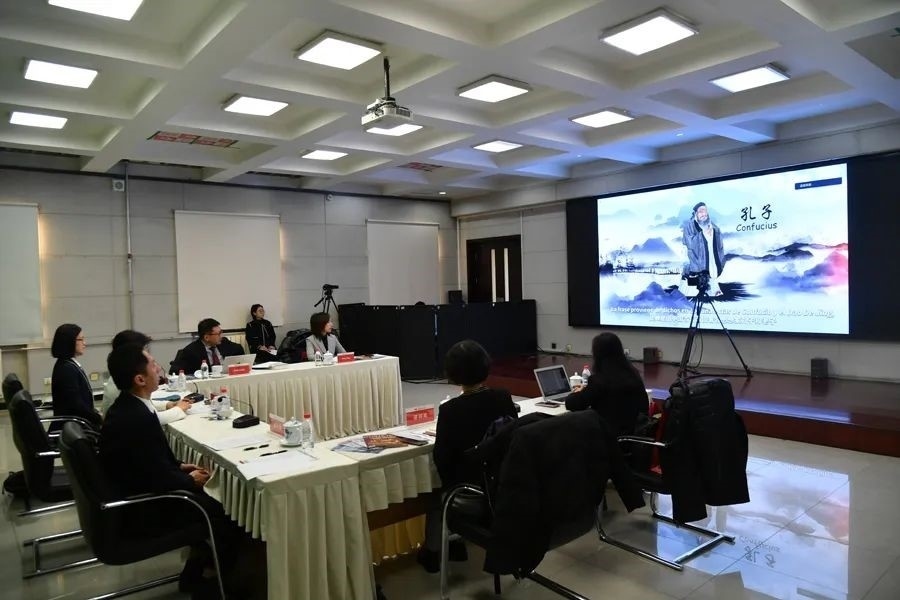 與會嘉賓觀看由美洲中心策劃制作的“一帶一路”主題視頻節(jié)目《習語用典——大道不孤 眾行致遠》。