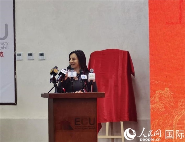 埃及中國大學副董事長索娜塔致辭。人民網記者 沈小曉攝
