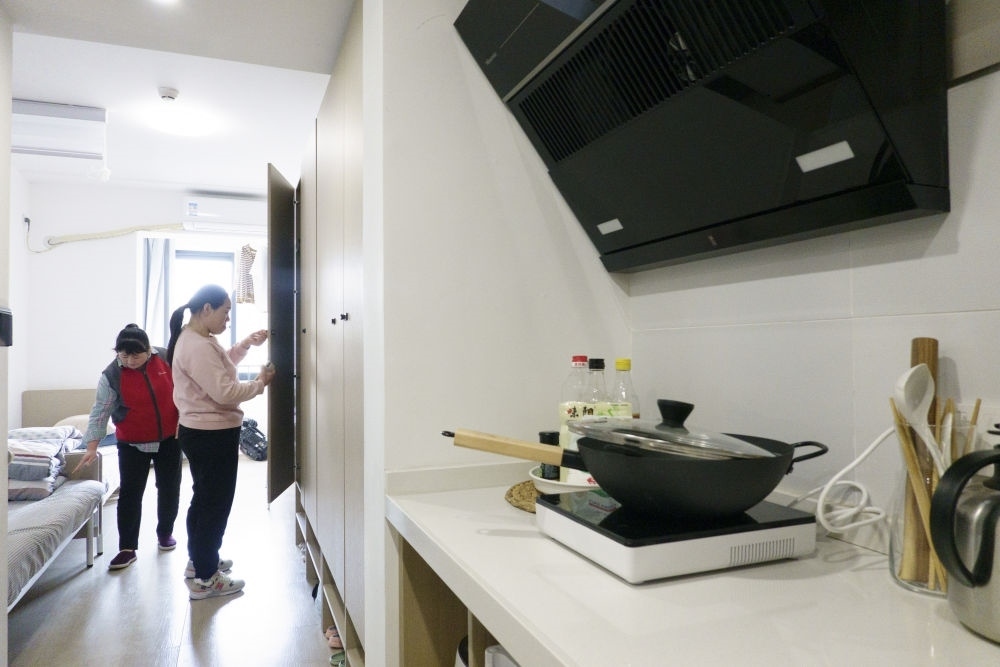 住戶在閔行區(qū)新時(shí)代城市建設(shè)者管理者之家收拾房間。