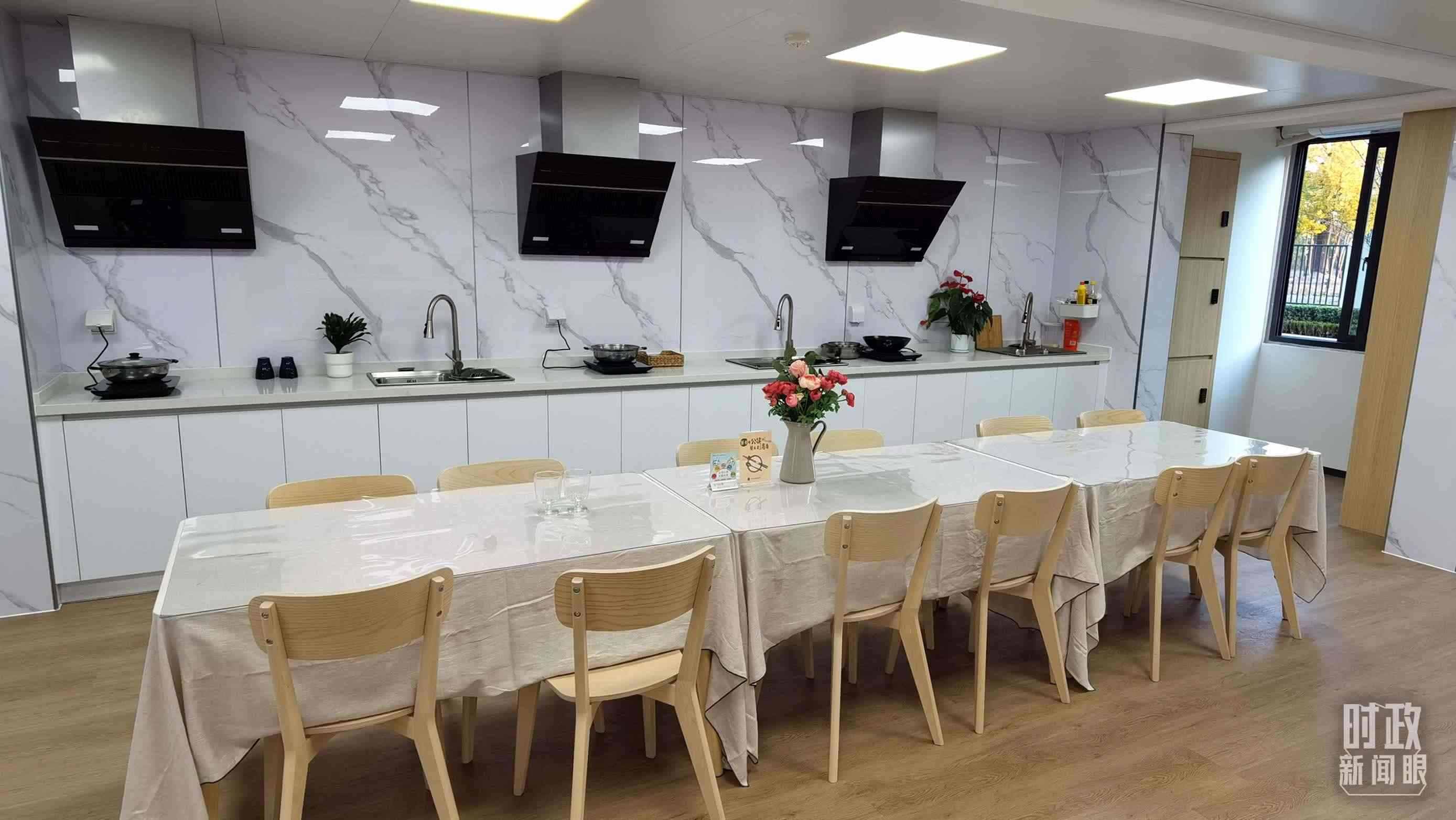 △閔行區(qū)新時代城市建設(shè)者管理者之家內(nèi)的共享廚房。（總臺央視記者郭鴻拍攝）