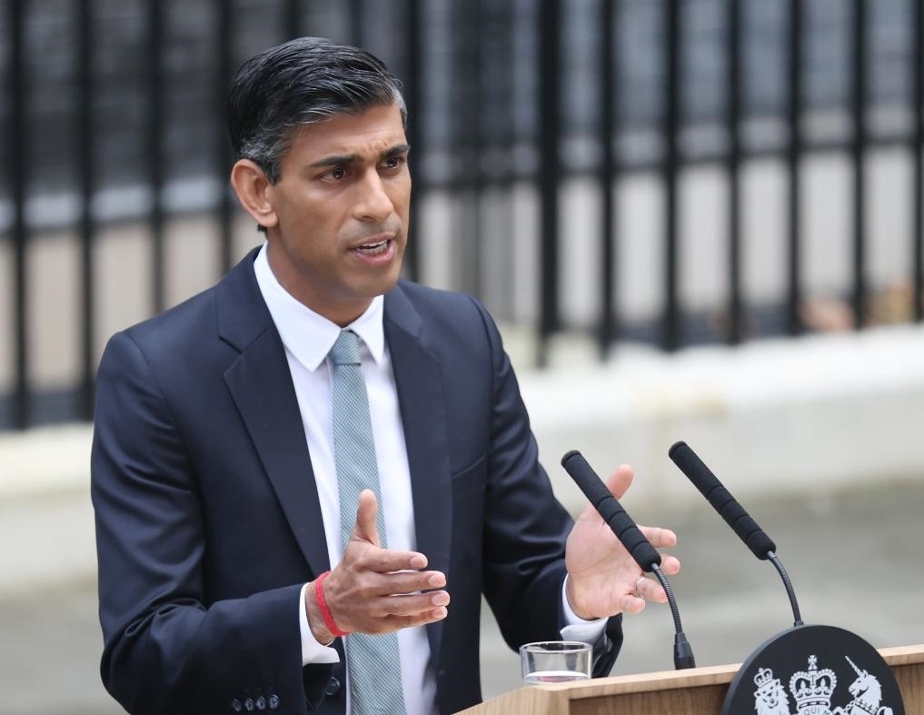 2022年10月25日，里?！ぬK納克在英國倫敦唐寧街10號首相府前發(fā)表講話。新華社記者李穎攝