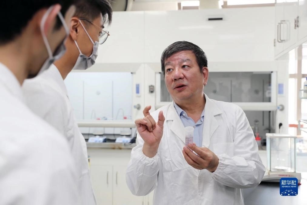 中國科學院院士、國家自然科學獎一等獎得主趙東元在復旦大學實驗室里指導學生（2023年9月2日攝）。新華社記者 劉穎 攝