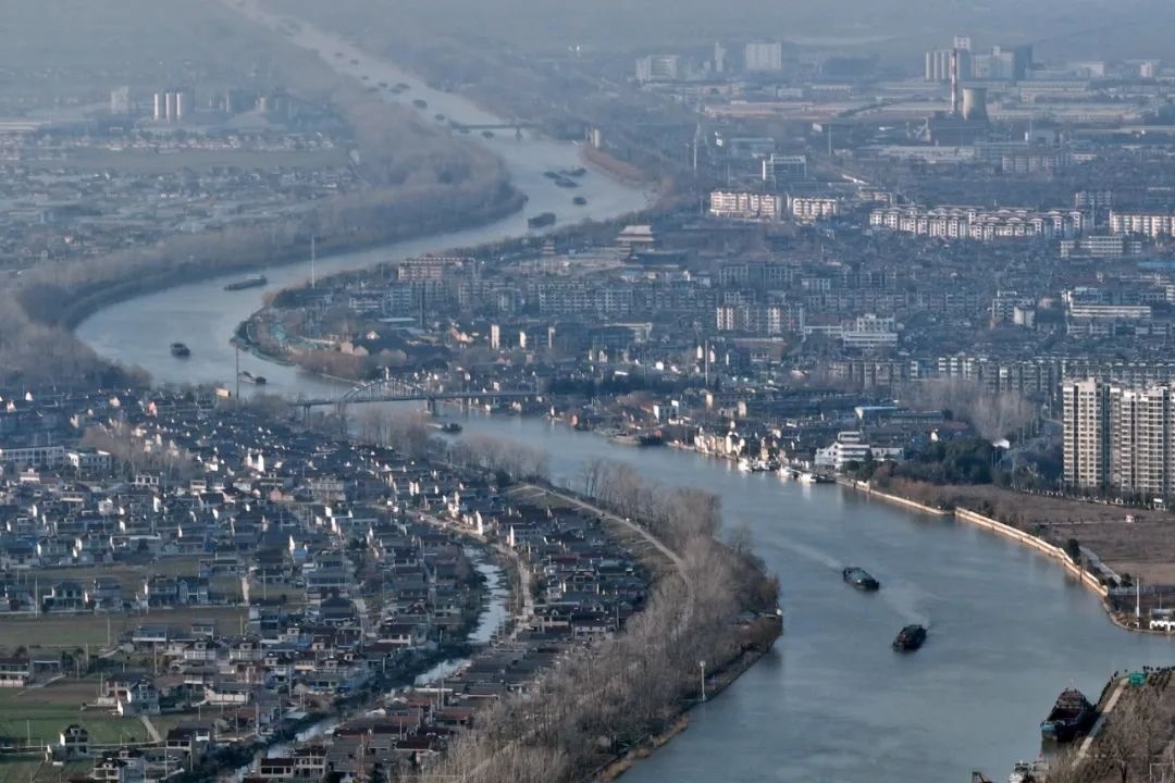 2月16日，貨船行駛在京杭大運河江蘇寶應段。新華社發(fā)（沈冬兵攝）