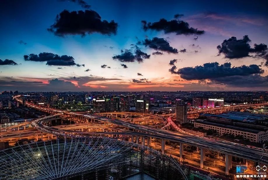 傍晚時刻的上海立交橋。新華網(wǎng)發(fā) 田橫 攝