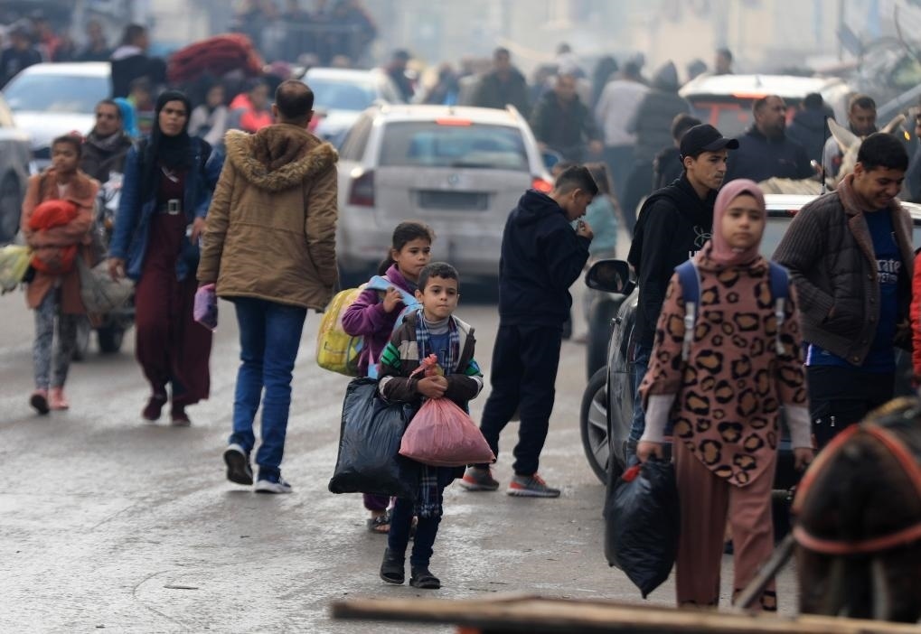 12月1日，在加沙地帶南部城市汗尤尼斯，人們在以軍恢復(fù)軍事行動后逃離家園。新華社發(fā)（亞西爾·庫迪攝）